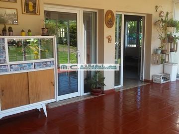 V184. MAYU SUMAJ. CASA 3 DORM. (1 EN SUITE) B° CERRADO C/ PILETA Y QUINCHO.