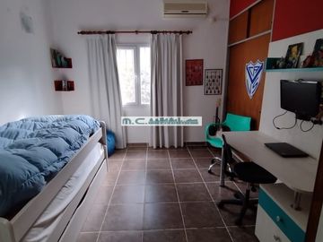 V184. MAYU SUMAJ. CASA 3 DORM. (1 EN SUITE) B° CERRADO C/ PILETA Y QUINCHO.