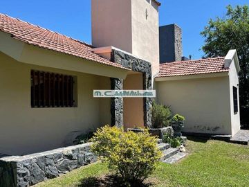 V184. MAYU SUMAJ. CASA 3 DORM. (1 EN SUITE) B° CERRADO C/ PILETA Y QUINCHO.
