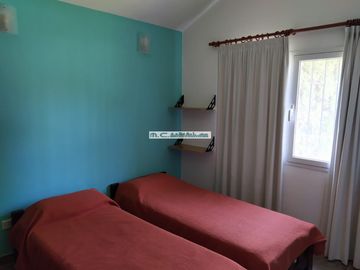 V184. MAYU SUMAJ. CASA 3 DORM. (1 EN SUITE) B° CERRADO C/ PILETA Y QUINCHO.