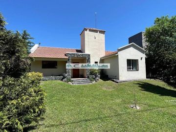 V184. MAYU SUMAJ. CASA 3 DORM. (1 EN SUITE) B° CERRADO C/ PILETA Y QUINCHO.