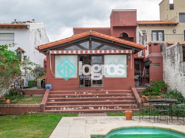 Casa en venta de 3 dormitorios con cochera en Grand Bourg