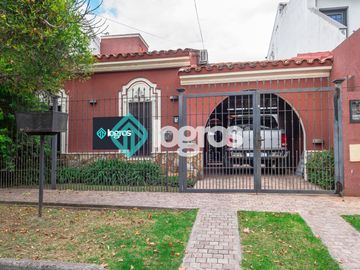 Casa en venta de 3 dormitorios con cochera en Grand Bourg