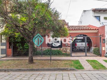 Casa en venta de 3 dormitorios con cochera en Grand Bourg