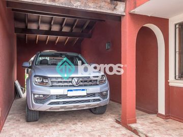 Casa en venta de 3 dormitorios con cochera en Grand Bourg
