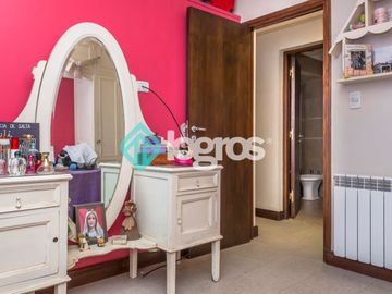 Casa en venta de 3 dormitorios con cochera en Grand Bourg