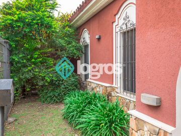 Casa en venta de 3 dormitorios con cochera en Grand Bourg