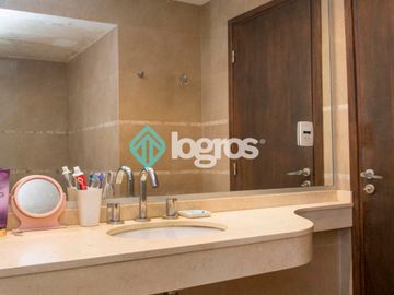 Casa en venta de 3 dormitorios con cochera en Grand Bourg