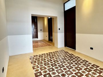Casa colonial renovada en venta a 5 cuadras del Parque La Plancha