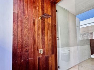 Casa colonial renovada en venta a 5 cuadras del Parque La Plancha