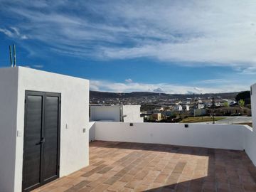 CASA CON ROOF GARDEN EN COTO DUBLIN CAPITAL SUR