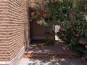 CASA EN VENTA A UNOS PASOS DE AV. LOPEZ MATEOS CERCA DE LA UACJ CD. JUAREZ