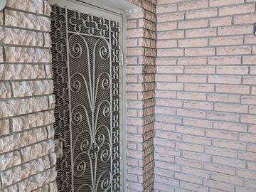 CASA EN VENTA A UNOS PASOS DE AV. LOPEZ MATEOS CERCA DE LA UACJ CD. JUAREZ