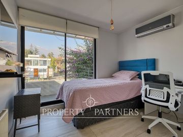 CYBER Descubre esta moderna y funcional casa en venta en condominio en La Reina
