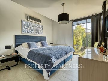 CYBER Descubre esta moderna y funcional casa en venta en condominio en La Reina