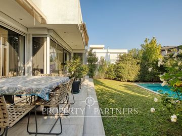 CYBER Descubre esta moderna y funcional casa en venta en condominio en La Reina