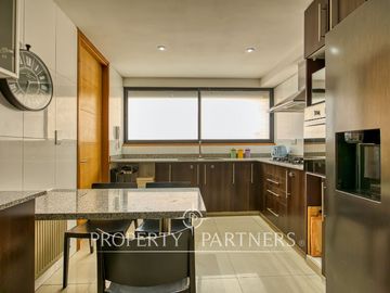 CYBER Descubre esta moderna y funcional casa en venta en condominio en La Reina