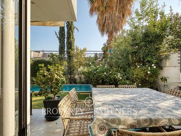 CYBER Descubre esta moderna y funcional casa en venta en condominio en La Reina