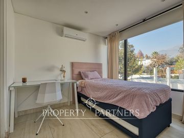CYBER Descubre esta moderna y funcional casa en venta en condominio en La Reina