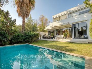 CYBER Descubre esta moderna y funcional casa en venta en condominio en La Reina