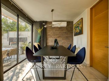 CYBER Descubre esta moderna y funcional casa en venta en condominio en La Reina
