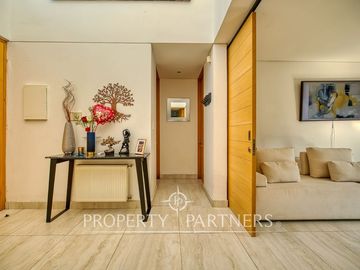 CYBER Descubre esta moderna y funcional casa en venta en condominio en La Reina