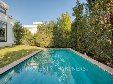 CYBER Descubre esta moderna y funcional casa en venta en condominio en La Reina