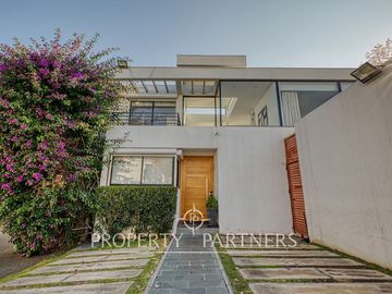 CYBER Descubre esta moderna y funcional casa en venta en condominio en La Reina