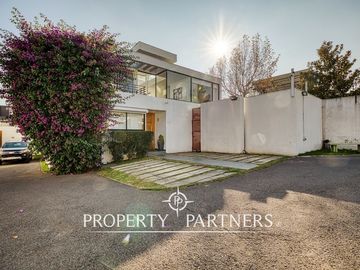 CYBER Descubre esta moderna y funcional casa en venta en condominio en La Reina