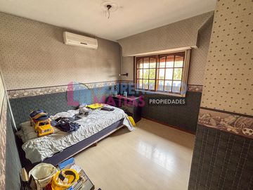 HERMOSA CASA CON PISCINA, GARAGE, JARDIN Y QUINCHO EN BARRIO CORNELIO SAAVEDRA