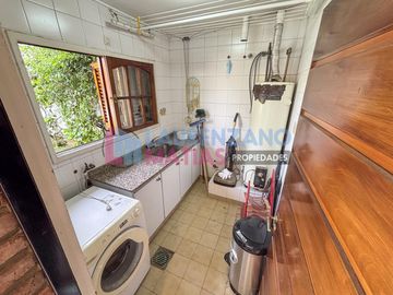 HERMOSA CASA CON PISCINA, GARAGE, JARDIN Y QUINCHO EN BARRIO CORNELIO SAAVEDRA