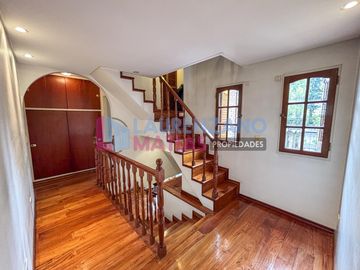 HERMOSA CASA CON PISCINA, GARAGE, JARDIN Y QUINCHO EN BARRIO CORNELIO SAAVEDRA