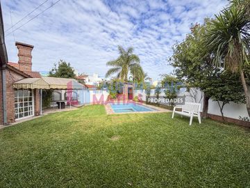 HERMOSA CASA CON PISCINA, GARAGE, JARDIN Y QUINCHO EN BARRIO CORNELIO SAAVEDRA