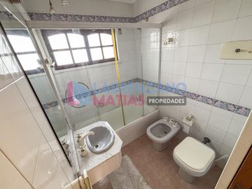 HERMOSA CASA CON PISCINA, GARAGE, JARDIN Y QUINCHO EN BARRIO CORNELIO SAAVEDRA