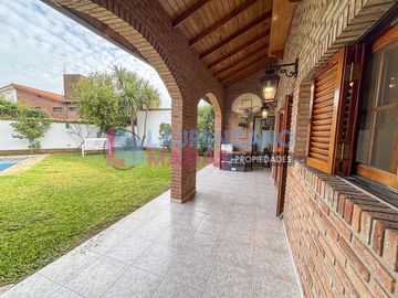 HERMOSA CASA CON PISCINA, GARAGE, JARDIN Y QUINCHO EN BARRIO CORNELIO SAAVEDRA