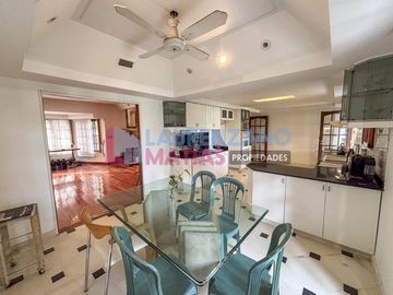 HERMOSA CASA CON PISCINA, GARAGE, JARDIN Y QUINCHO EN BARRIO CORNELIO SAAVEDRA