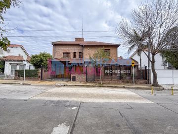 HERMOSA CASA CON PISCINA, GARAGE, JARDIN Y QUINCHO EN BARRIO CORNELIO SAAVEDRA