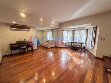 HERMOSA CASA CON PISCINA, GARAGE, JARDIN Y QUINCHO EN BARRIO CORNELIO SAAVEDRA