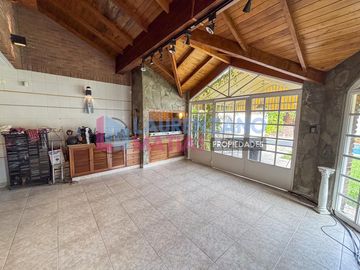 HERMOSA CASA CON PISCINA, GARAGE, JARDIN Y QUINCHO EN BARRIO CORNELIO SAAVEDRA