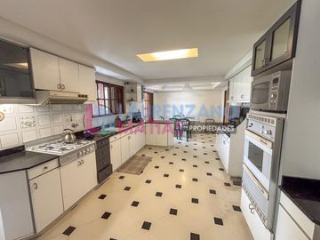 HERMOSA CASA CON PISCINA, GARAGE, JARDIN Y QUINCHO EN BARRIO CORNELIO SAAVEDRA