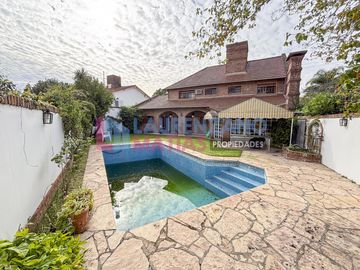 HERMOSA CASA CON PISCINA, GARAGE, JARDIN Y QUINCHO EN BARRIO CORNELIO SAAVEDRA