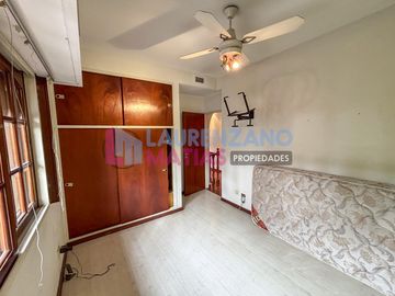 HERMOSA CASA CON PISCINA, GARAGE, JARDIN Y QUINCHO EN BARRIO CORNELIO SAAVEDRA