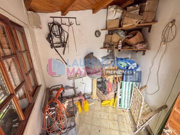 HERMOSA CASA CON PISCINA, GARAGE, JARDIN Y QUINCHO EN BARRIO CORNELIO SAAVEDRA