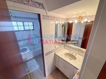 HERMOSA CASA CON PISCINA, GARAGE, JARDIN Y QUINCHO EN BARRIO CORNELIO SAAVEDRA