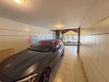 HERMOSA CASA CON PISCINA, GARAGE, JARDIN Y QUINCHO EN BARRIO CORNELIO SAAVEDRA