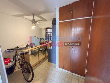 HERMOSA CASA CON PISCINA, GARAGE, JARDIN Y QUINCHO EN BARRIO CORNELIO SAAVEDRA