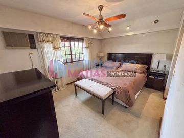 HERMOSA CASA CON PISCINA, GARAGE, JARDIN Y QUINCHO EN BARRIO CORNELIO SAAVEDRA