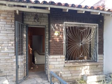 Chalet multifamiliar con amplio jardin y cocheras