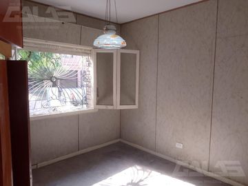 Chalet multifamiliar con amplio jardin y cocheras