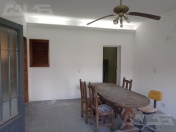 Chalet multifamiliar con amplio jardin y cocheras